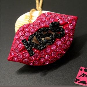 Betsey Johnson gold lips kiss necklace